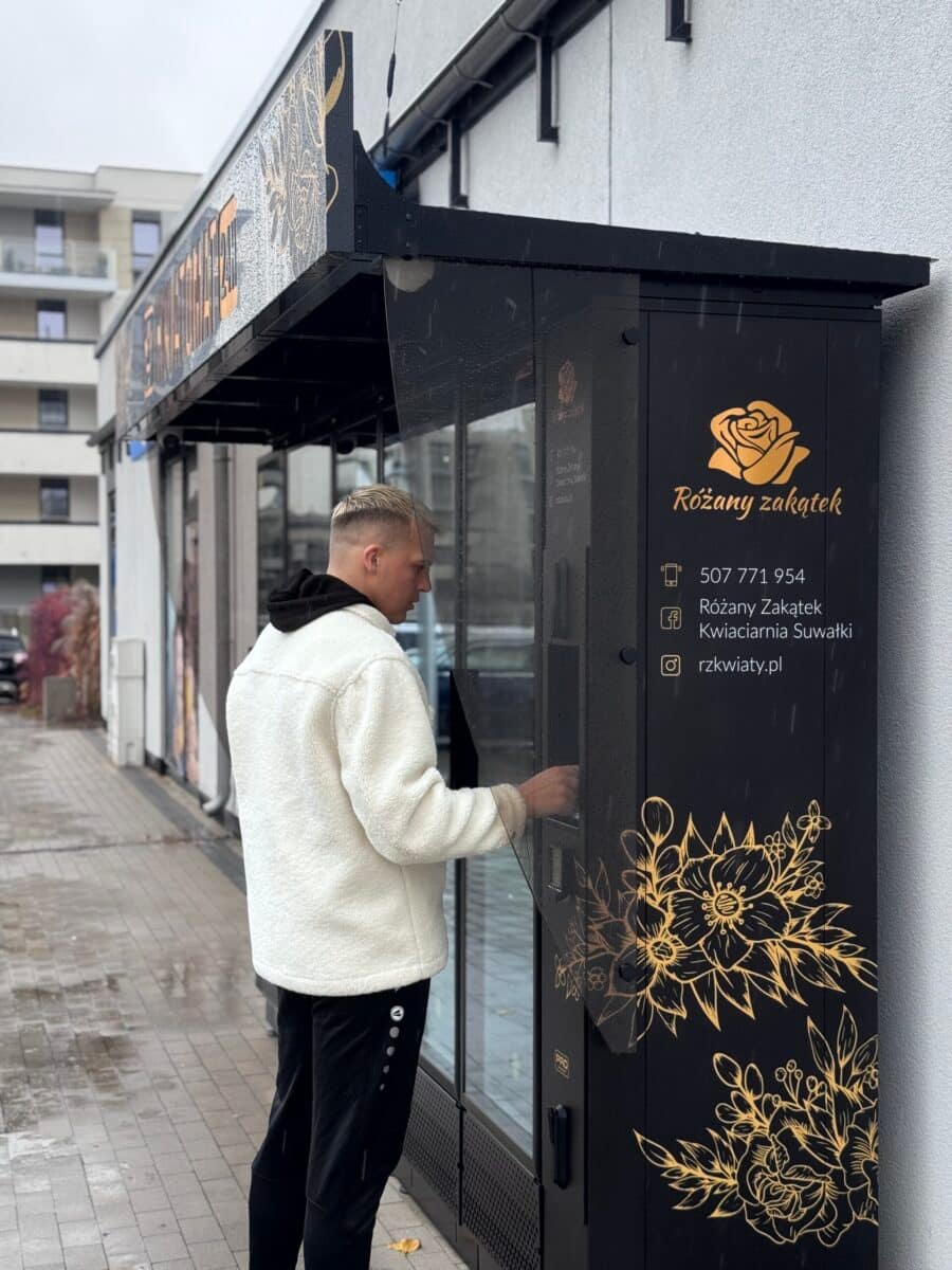 kwiatomat w ełku podczas uzupełniania bukietów